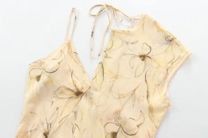 Détail de robe longue à licou jaune clair avec imprimé floral aquarelle et col en V