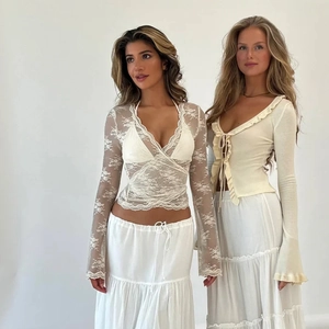 Détail d'un haut en dentelle bohème et d'un chemisier à volants de style romantique