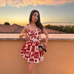 Abito estivo da donna con stampa rossa e bianca, taglio a trapezio e dettaglio cut-out in vita