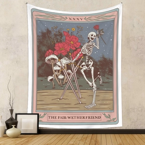 Détail d'une tapisserie tarot avec squelette, roses et illustrations de style vintage