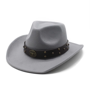 Dettaglio cappello da cowboy grigio con fascia in pelle marrone e stemma di toro