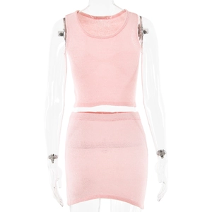 Dettaglio della trama a maglia di un set top senza maniche e gonna rosa