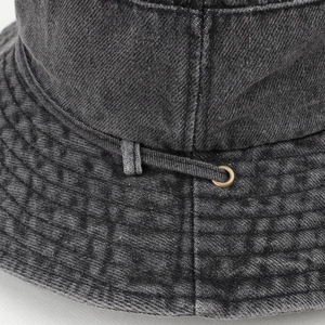Dettaglio del cappello pescatore in denim con trama del tessuto, cuciture e occhiello