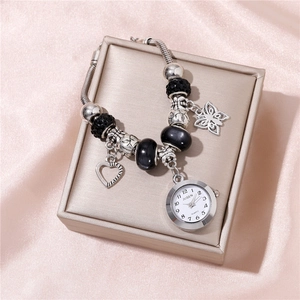 Montre bracelet à perles argentées avec breloques cœur et papillon en coffret cadeau