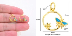 Vue détaillée montrant les dimensions du pendentif fleur libellule en émail bleu doré