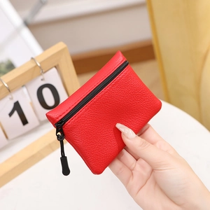 Mini portamonete rosso in pelle PU a grana con cerniera per carte e chiavi in mano