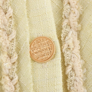 Robe élégante sans manches en tweed crème avec boutons dorés et détails texturés
