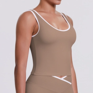 Détail du haut de yoga marron bicolore avec bordure blanche et legging de sport