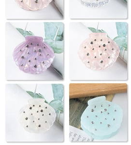 Détails macro de pinces à cheveux en acrylique en forme de coquillage avec strass colorés