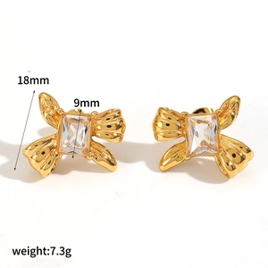 Detailansicht goldener Schleifenohrringe mit Zirkonia, Höhe 18mm, Gewicht 7,3g
