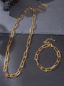 Detailansicht des goldfarbenen Büroklammer-Halsketten und Armband Schmucksets im Makrostil