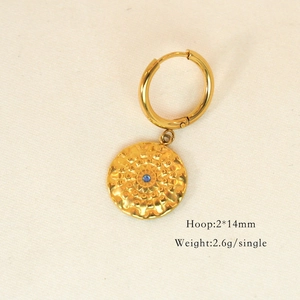Detail von 14K vergoldeter Creolen-Ohrring mit Sonnen-Textur und blauem Edelstein-Inlay