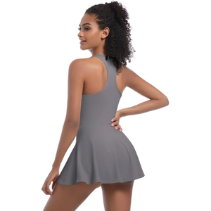 Vue détaillée du design racerback sur une robe de tennis athlétique gris foncé