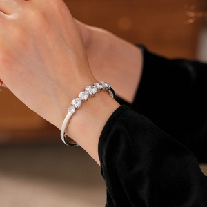 Détail macro du bracelet argenté géométrique orné de six oxydes de zirconium en cœur