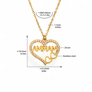 Detail van gouden hart hanger met AMMAM letters, zirkoon inleg en roestvrijstalen ketting