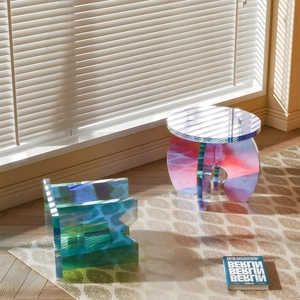 Tavolino rotondo in acrilico iridescente e sgabello geometrico con effetti di luce