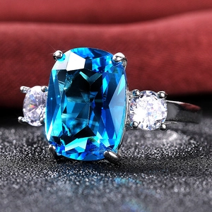 Bague élégante en argent avec zircon bleu rectangulaire et pierres latérales brillantes