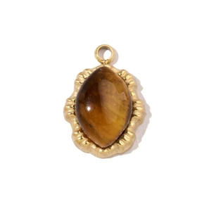 Dettaglio macro del ciondolo occhio di tigre con cornice vintage placcata oro 14k