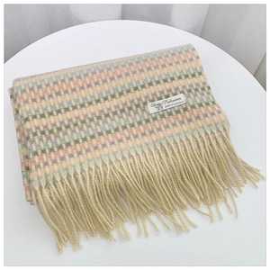Détail d'une écharpe en cachemire à carreaux avec étiquette 100% pashmina et texture douce