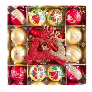 Dettaglio di decorazioni natalizie rosse e dorate con renne e palline glitterate