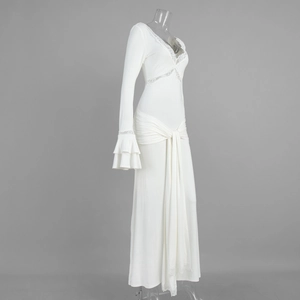 Détails de la robe en satin blanc avec col en V, dentelle et manches à volants