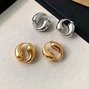 Detailansicht der 18K Gold und Silber Tropfenohrringe mit poliertem Spiegel-Finish
