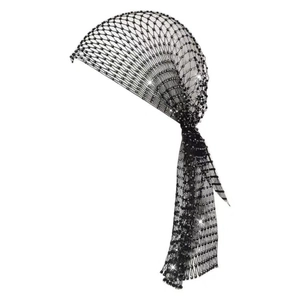 Dettaglio della bandana a rete nera con paillettes scintillanti per acconciature moda