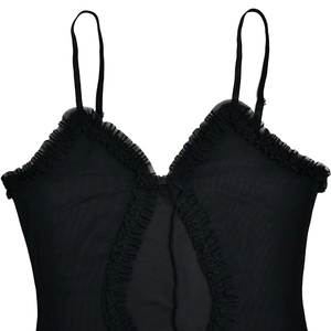 Vue détaillée d'une camisole en résille noire avec volants et texture transparente