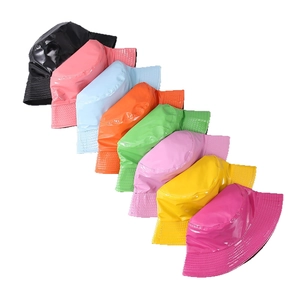 Cappelli alla pescatora in pelle PU lucida in otto colori vivaci su sfondo bianco