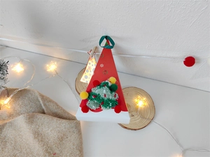 Boîte cadeau de Noël rouge triangulaire avec sapin pelucheux et ruban en soie vert