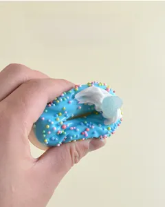 Detailansicht eines blauen PU-Donuts, der zur Demonstration der weichen Textur gedrückt wird