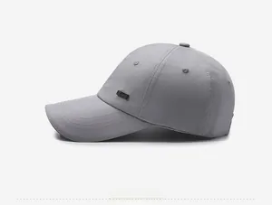Vue latérale de la casquette de baseball grise à séchage rapide avec plaque métallique