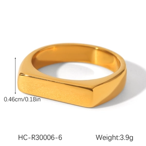 Polished 18K gold stainless steel ring showing 0.46cm width and 3.9g weight detail