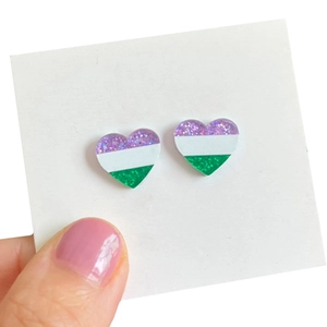 Détail de clous d'oreilles cœur avec drapeau Genderqueer en paillettes violettes et vertes
