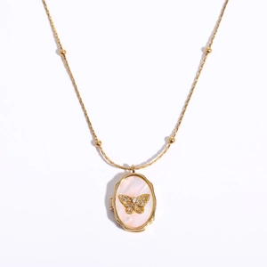 Goldene Medaillon-Halskette mit Schmetterling und Perlmutt-Inlay auf weißem Grund