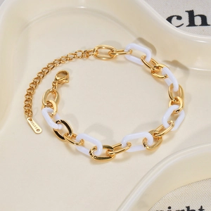 Chic gold-plated stainless steel chain bracelet with white resin links and heart charm