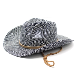 Détail du chapeau de cowboy en paille tressée bleu et blanc avec lanière en cuir