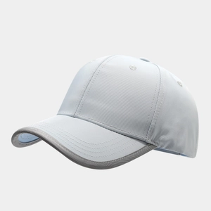 Dettaglio cappello azzurro con bordo grigio e occhielli di ventilazione sulla parte superiore
