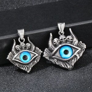 Dettaglio del ciondolo a teschio in argento con occhio blu centrale stile punk