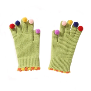 Guanti invernali in maglia per bambini verdi con pompon colorati e polsini a onde