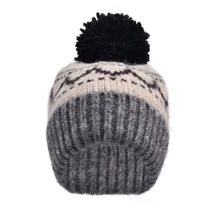 Détail du bonnet en tricot d'hiver avec coutures tricolores et pompon noir moelleux
