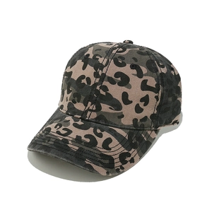 Détail d'une casquette de baseball léopard avec une texture en toile de coton délavée