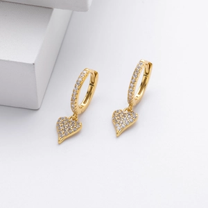 Detailed close-up of S925 silver heart earrings with sparkling cubic zirconia inlay