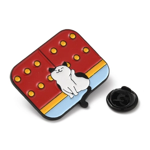 Broche en émail minimaliste chat de dessin animé sur fond rouge à pois avec fermoir