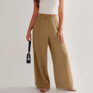 Dettaglio di pantaloni larghi in lino kaki a vita alta con elastico e tasche laterali