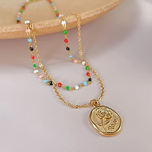 Collier double rang en or avec perles colorées et pendentif vintage en relief fleur de rose