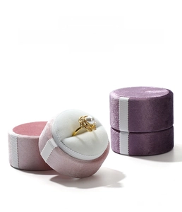 Détails de boîtes à bijoux cylindriques en velours rose et violet avec ruban décoratif