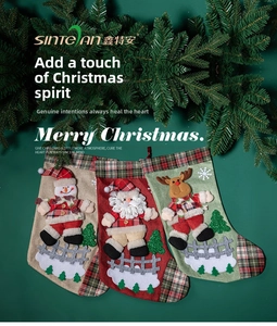 Détails des chaussettes de Noël avec appliques 3D du Père Noël, d'un bonhomme de neige et renne