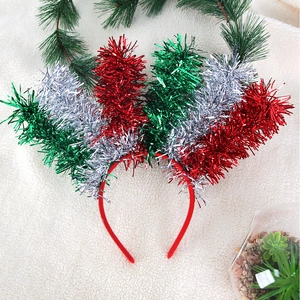 Dettaglio del cerchietto Mardi Gras con decorazioni in tinsel verde, oro e viola