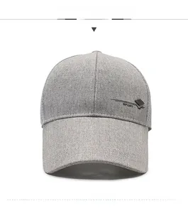 Detail einer grauen atmungsaktiven Mesh-Basecap mit Sport-Stickerei und Webstruktur